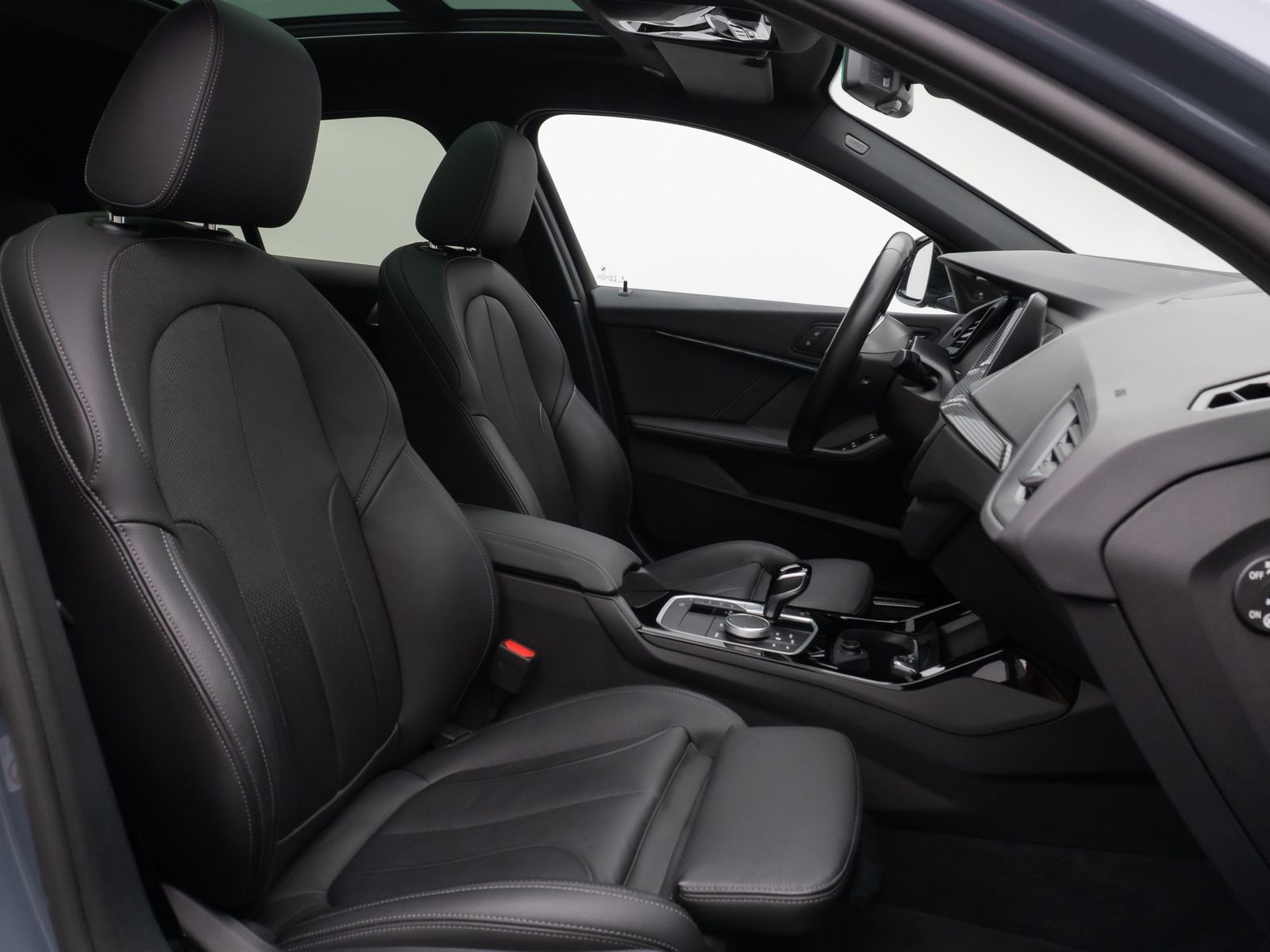 Fahrzeugabbildung BMW 118i M Sport Panorama Kamera HUD DAB H/K Komfort