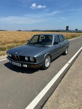 BMW 518 e28 - BMW 518 mit Benzin-Antrieb: Limousine