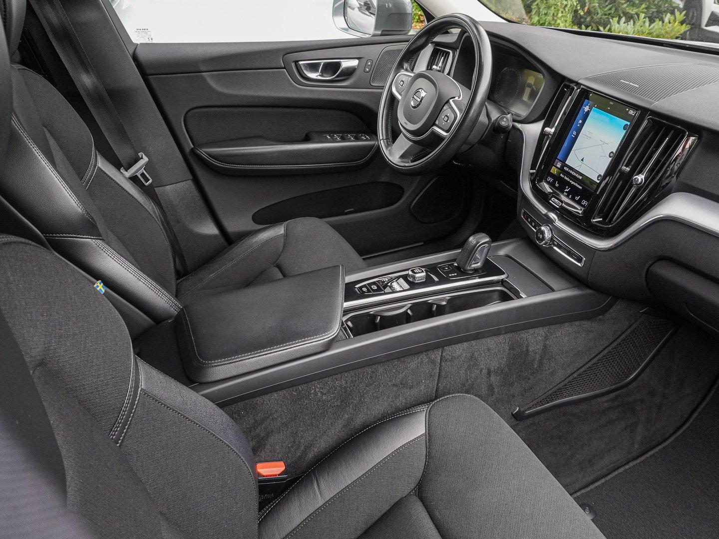 Volvo XC60 B4 D AWD Momentum Pro 19ZOLL FRONTHZG BLIS