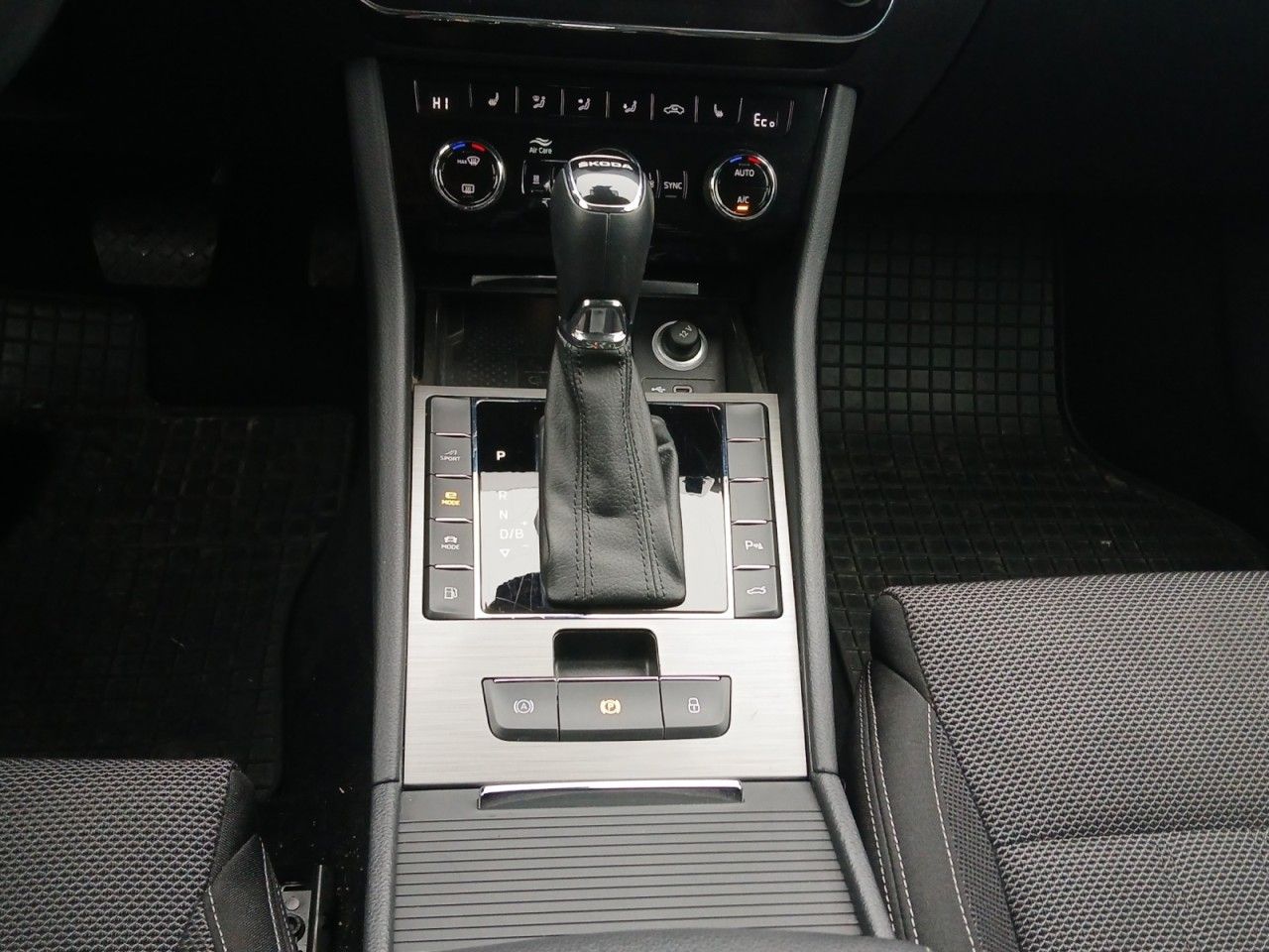 Fahrzeugabbildung SKODA Superb Combi Style iV AHK NAVI Standheizung