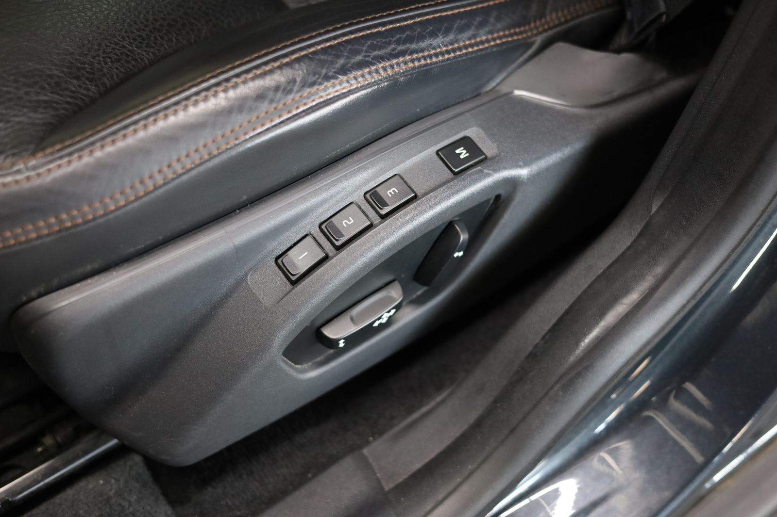 Fahrzeugabbildung Volvo XC60 Summum KAM MEMO LEDER XENON AHK SCHECKHEFT