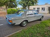 Mercedes-Benz 200 - Mercedes-Benz 200 mit Benzin-Antrieb: Schiebedach, Limousine