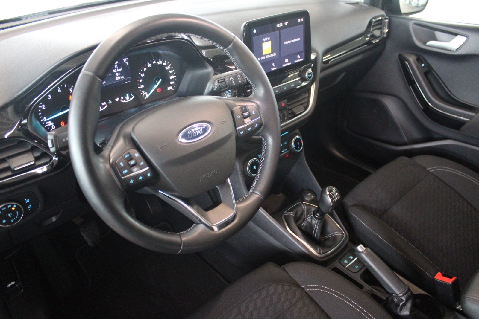 Fahrzeugabbildung Ford Fiesta Titanium 5-T LED RFK PANODACH ACC WinterP