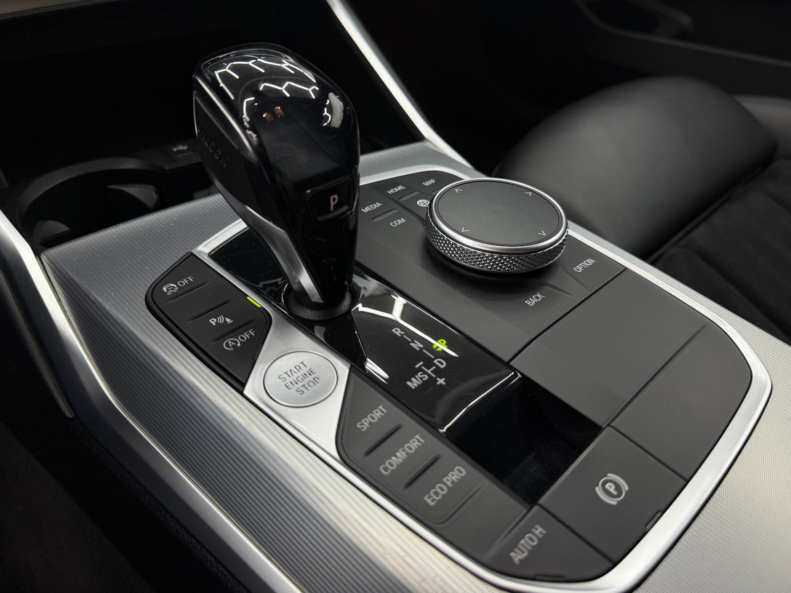 Fahrzeugabbildung BMW 330i xDrive M-SPORT/HUD/DE-FZG/HiFi/LIVE CO/2.HD