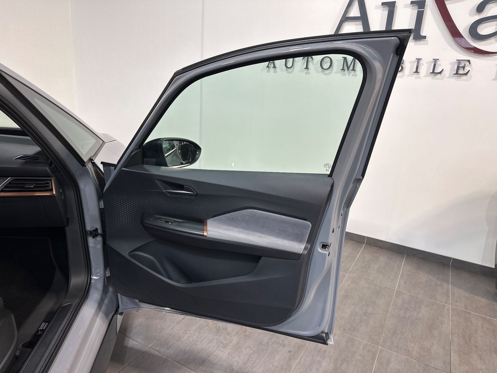 Fahrzeugabbildung CUPRA Born 150KW NAV+LED+KEYLESS+PDC+DAB+18ZOLL+58kWh