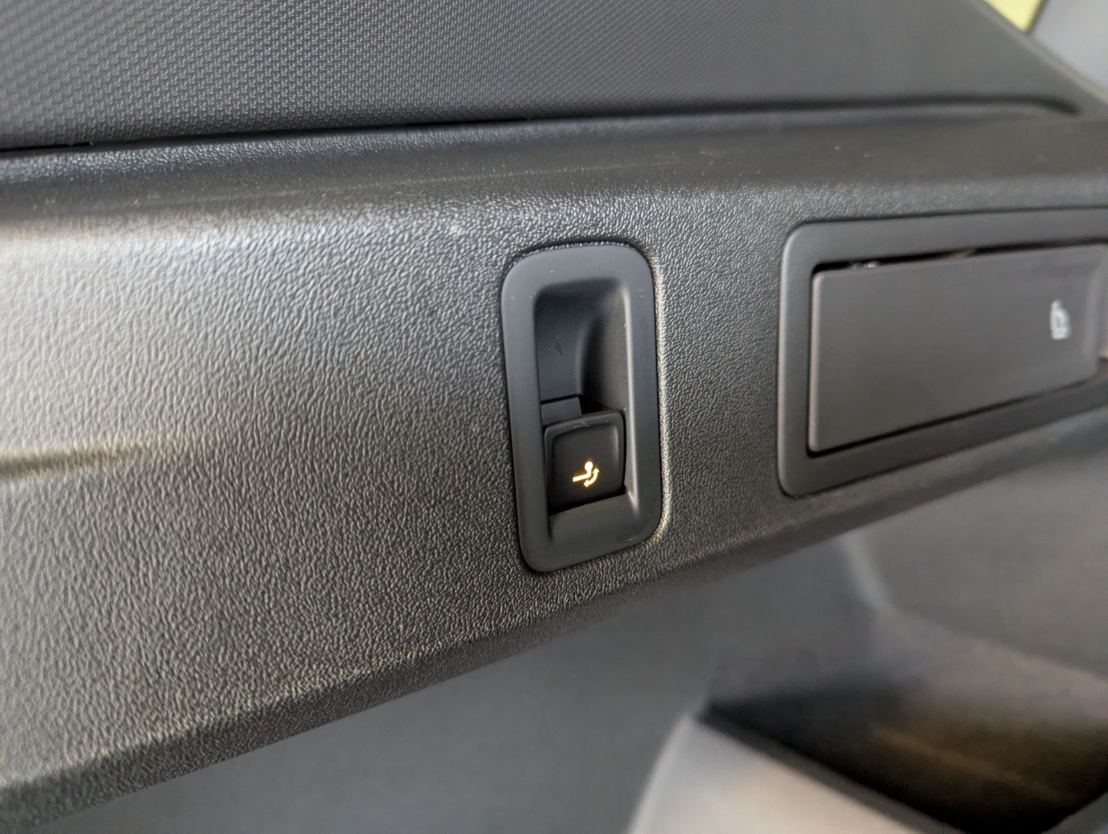 Fahrzeugabbildung Volkswagen Tiguan 2.0TDI R-Line 4M Pano Black Matrix AHK 20