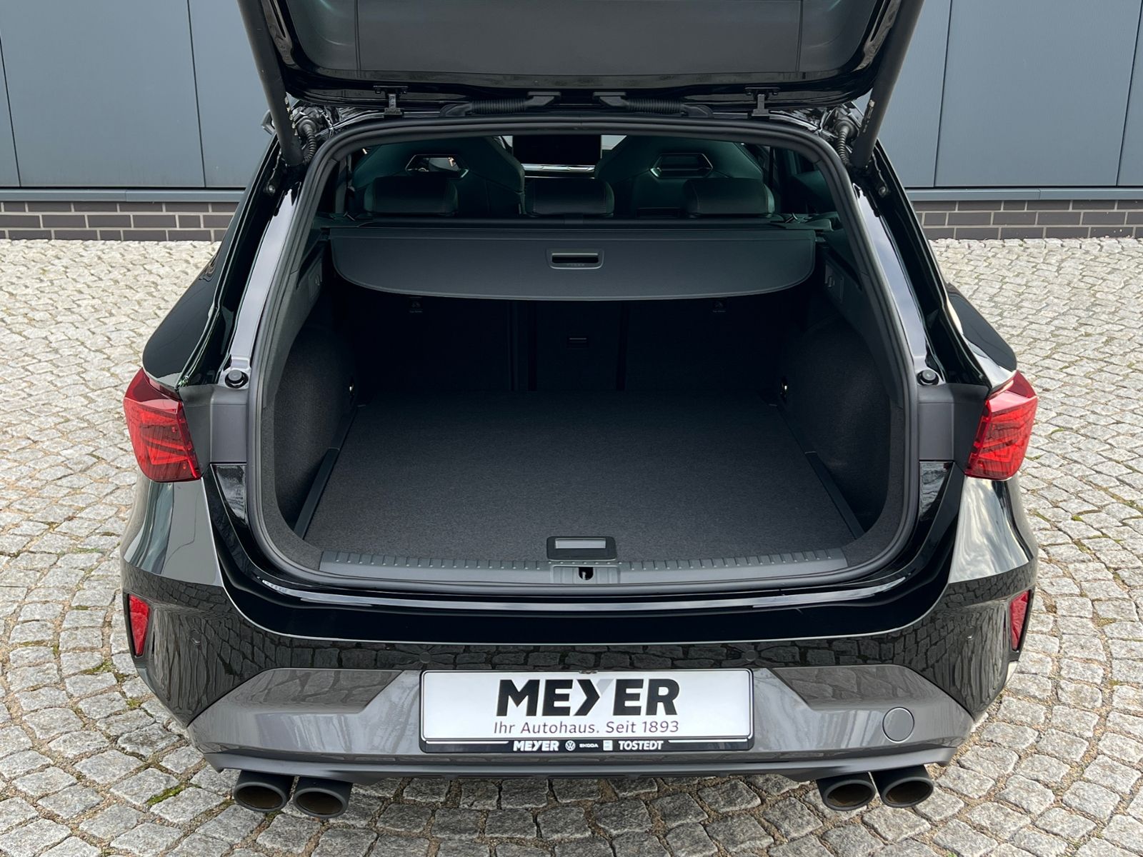 Fahrzeugabbildung CUPRA Leon Sportstourer VZ 2.0 TSI DSG 4Drive *AHK, LE