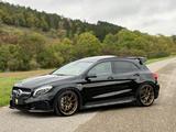 Mercedes-Benz GLA 45 AMG 4Matic/Pano/Comand/430PS/20"/Bi-Xenon - mit Benzin-Antrieb: Schwarz, Sitzheizung, Geländewagen