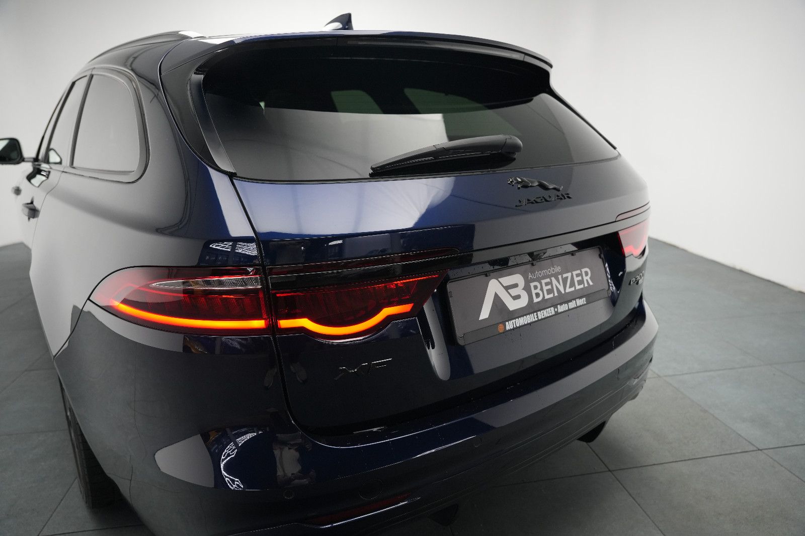 Fahrzeugabbildung Jaguar XF Sportbrake R-Dynamic SE AWD/PANO/KAM/MERIDIAN