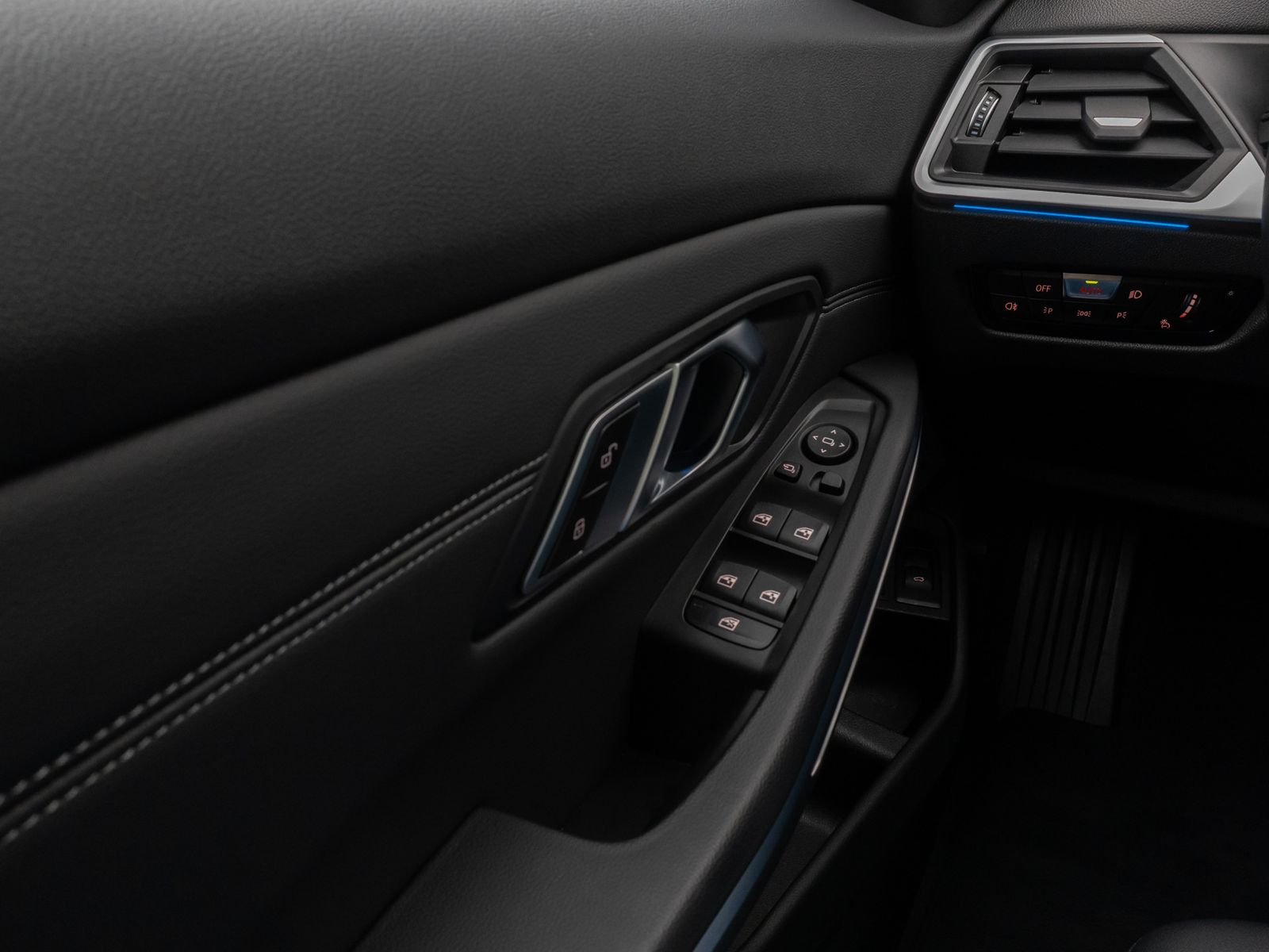 Fahrzeugabbildung BMW 330e xD Panoram Kamera HUD DAB H/K Stop&Go Sport