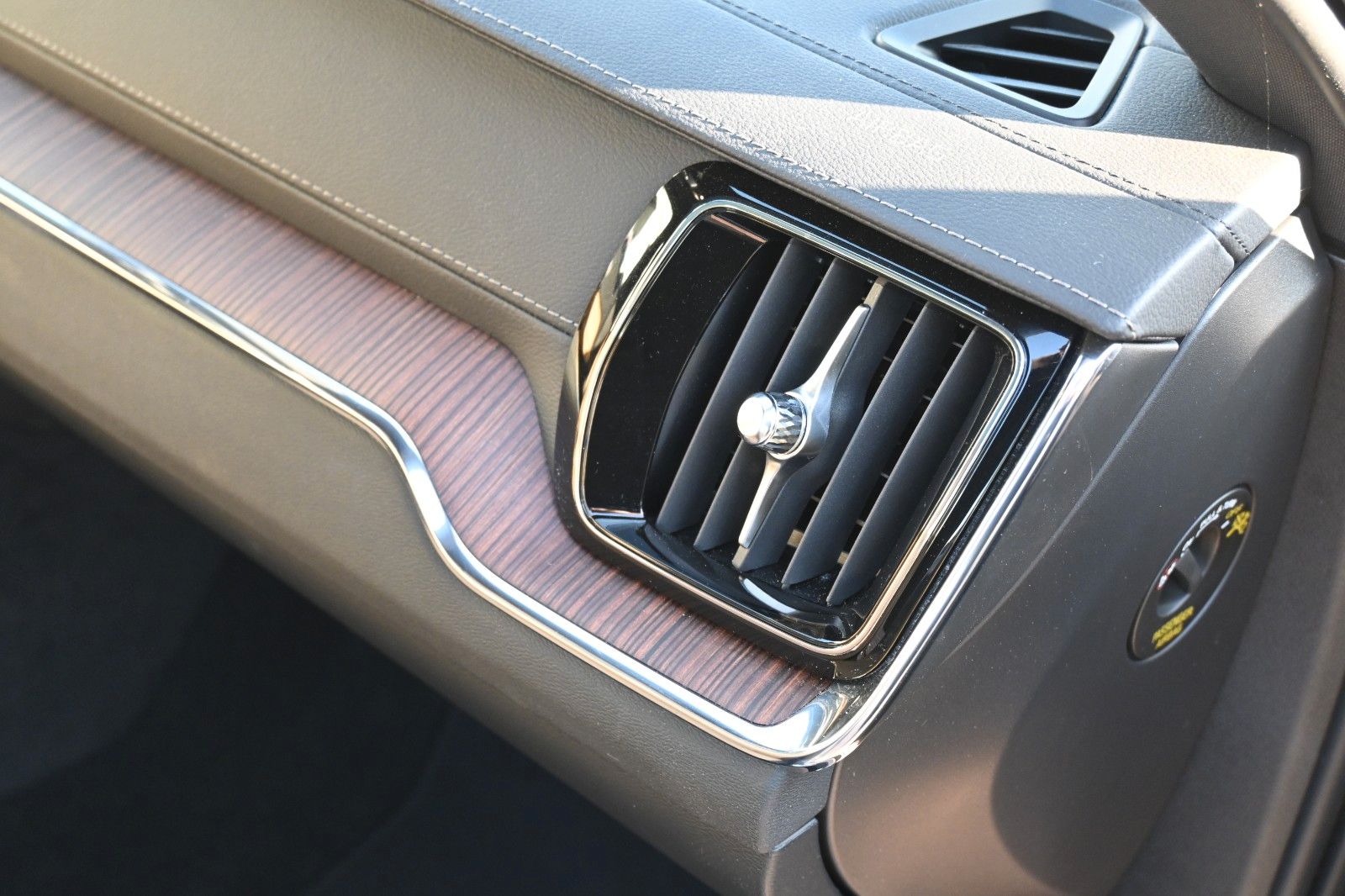 Fahrzeugabbildung Volvo V60 CC B4D AWD Ultimate*LED*PANO*360*H&K*MASSAGE