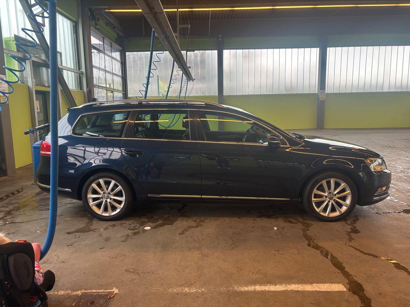 Volkswagen Passat 2012 — rear view