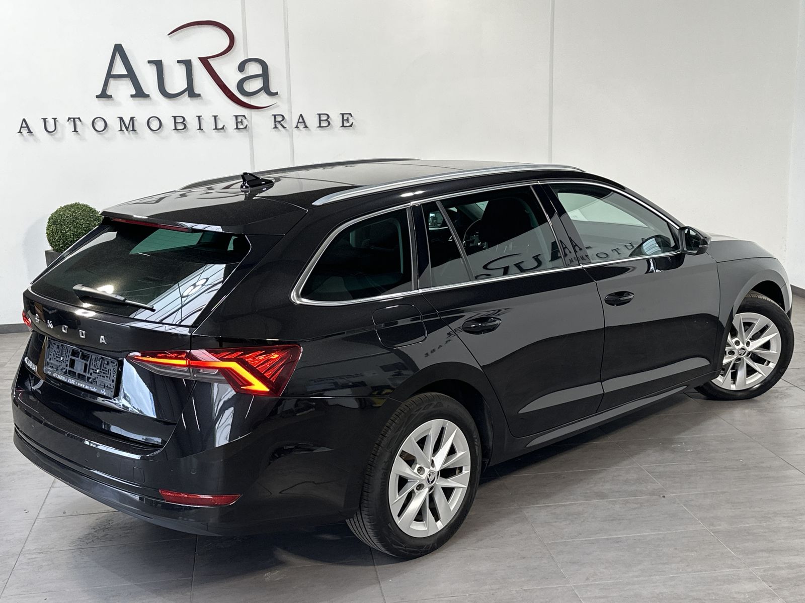 Fahrzeugabbildung SKODA Octavia Combi First Edition NAV+LED+PANO+LHZG+VC