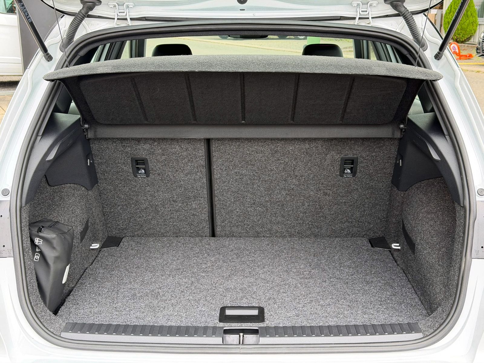 Fahrzeugabbildung SEAT Arona 1.0 TSI DSG FR ACC LED NAV PDC KAM SHZ