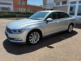 Volkswagen Passat Lim. Highline, scheckheft, Sitzhzg., Navi - VW Passat Gebrauchtwagen in Mönchengladbach