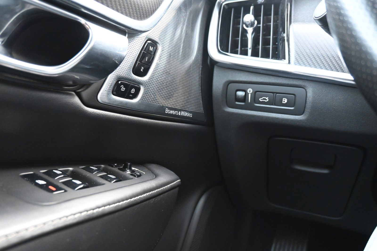 Fahrzeugabbildung Volvo S90 Lim.R-Design Plug-In Hyb. AWD*B&W*LUFT*MASS*
