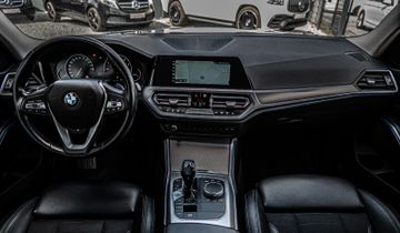 Fahrzeugabbildung BMW 330i Lim. Sport Line|KAMERA|AUTOMATIK|DISPLAYKEY