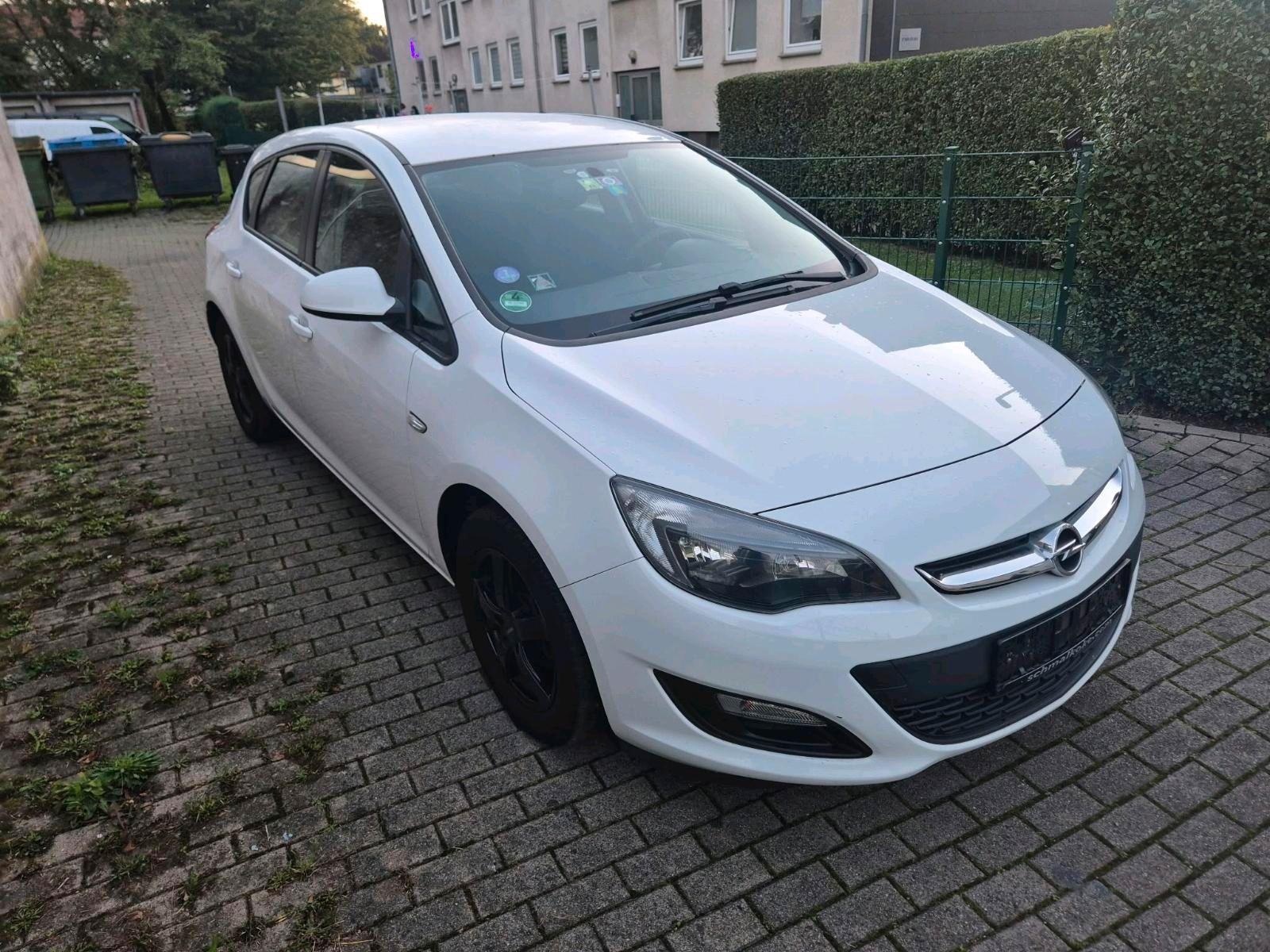 Opel Astra 2013 — rear view