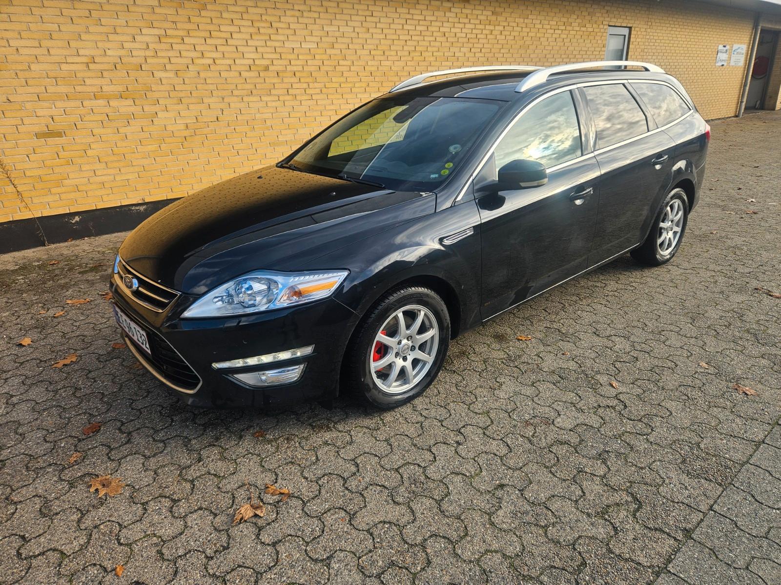 Ford Mondeo 2012 — rear view