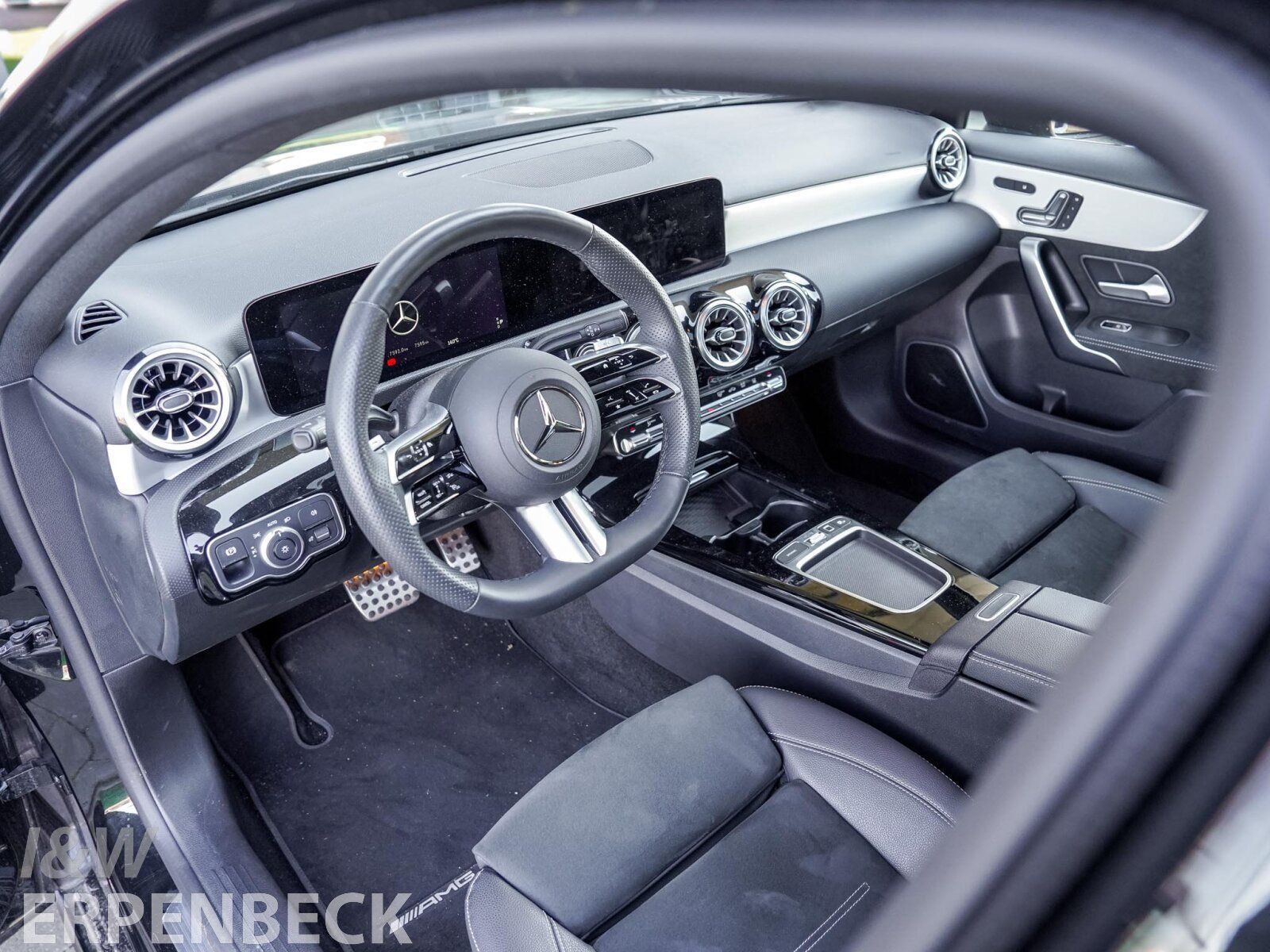 Fahrzeugabbildung Mercedes-Benz A 250 4MATIC AMG Line/Pano/Distro/360