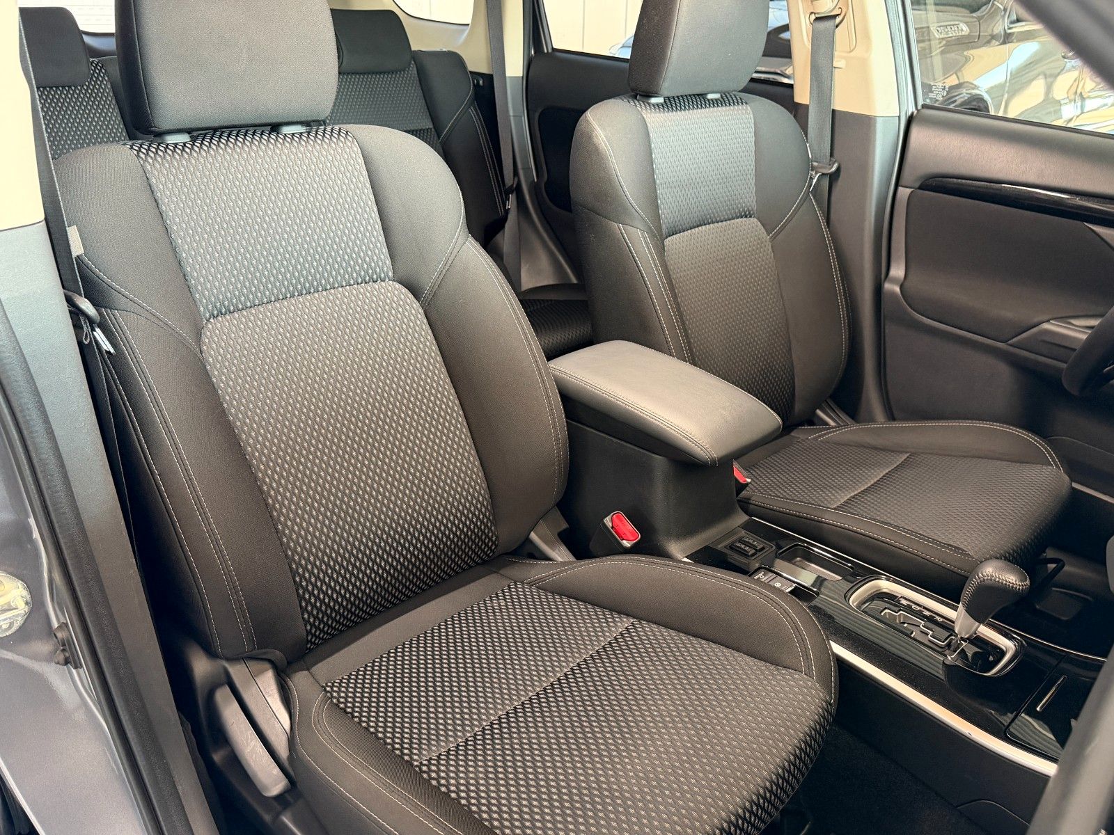 Fahrzeugabbildung Mitsubishi Outlander 2.0 Diamant Edition 2WD "AHK"