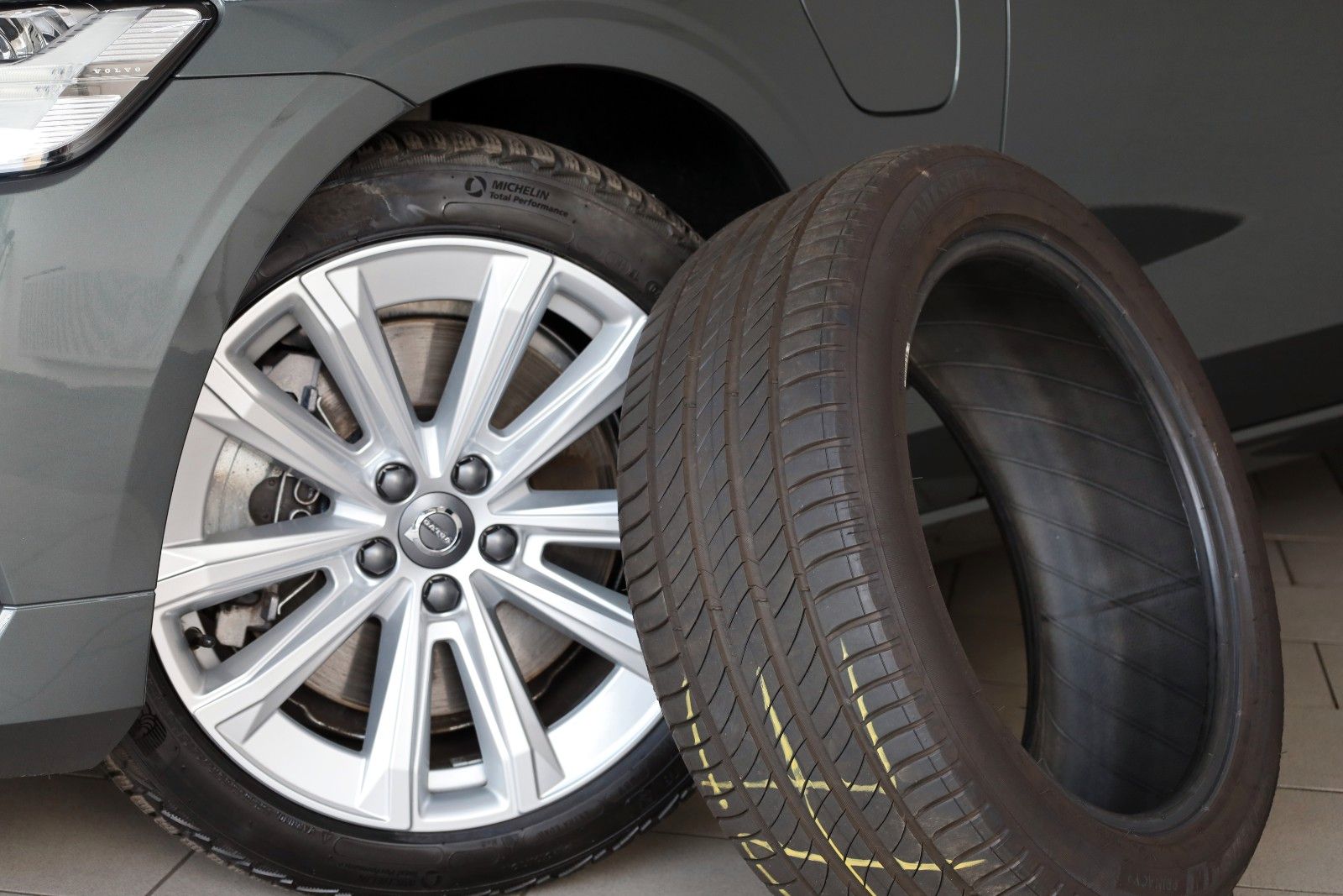 Fahrzeugabbildung Volvo V60 Core T6 Recharge AWD, Navi,Standhz.,AHK e+WR