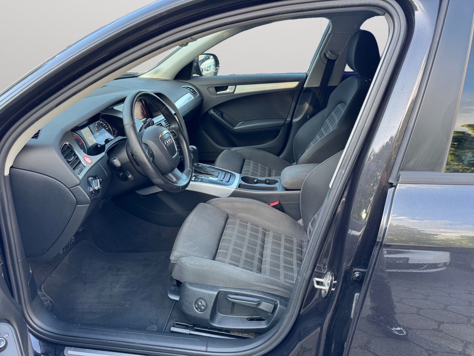 Fahrzeugabbildung Audi A4 Avant Ambition quattro*8Fach Alu*LED*Xenon
