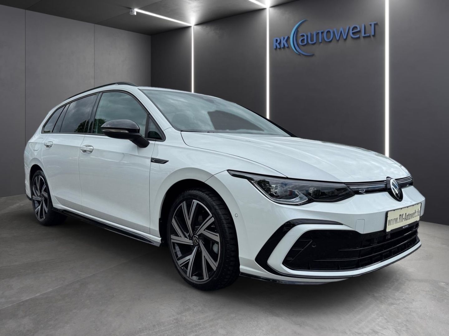 Volkswagen Golf Variant VIII R-Line 2.0 TSI RearView Matrix foto 2