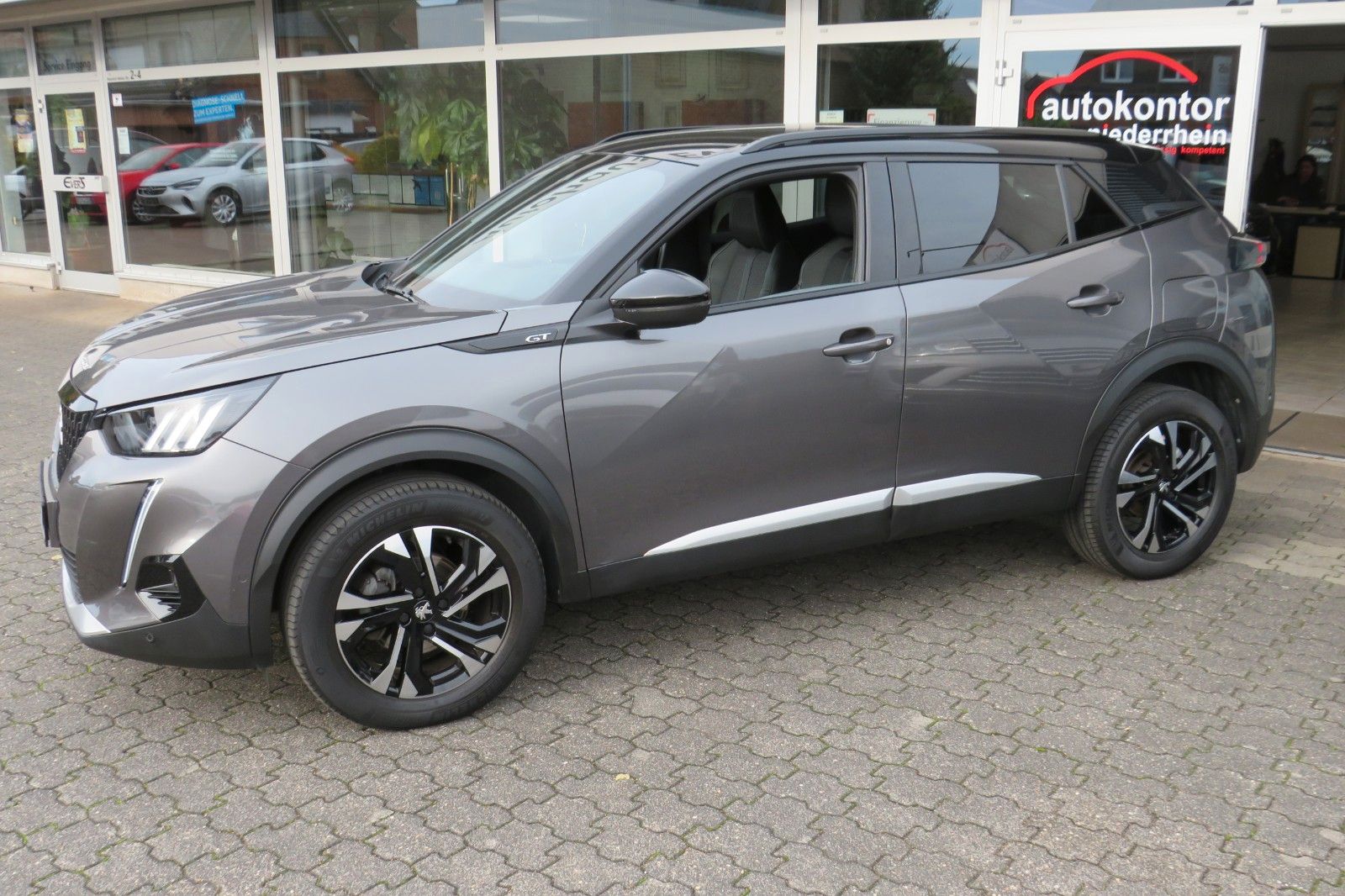 Fahrzeugabbildung Peugeot 2008 GT 1.2 PURETECH NAVI KAMERA PDC ACC 1.HAND