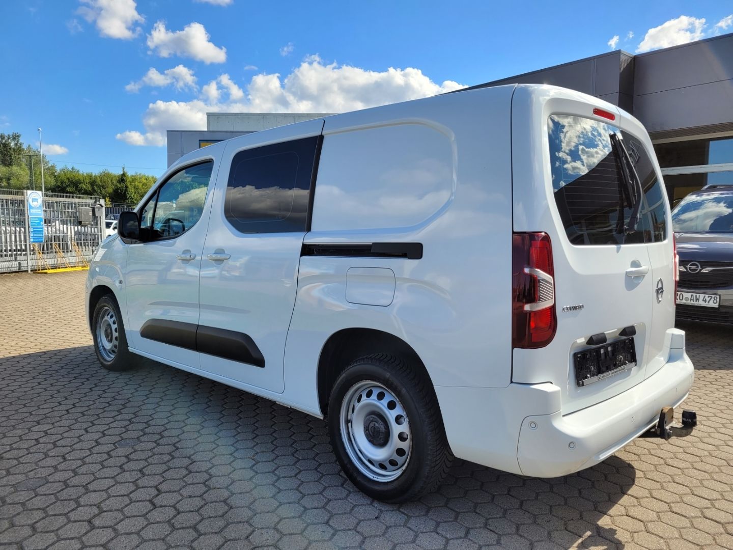 Fahrzeugabbildung Opel Combo Cargo Doppelkabine + AWR + PDC vo. & hi.