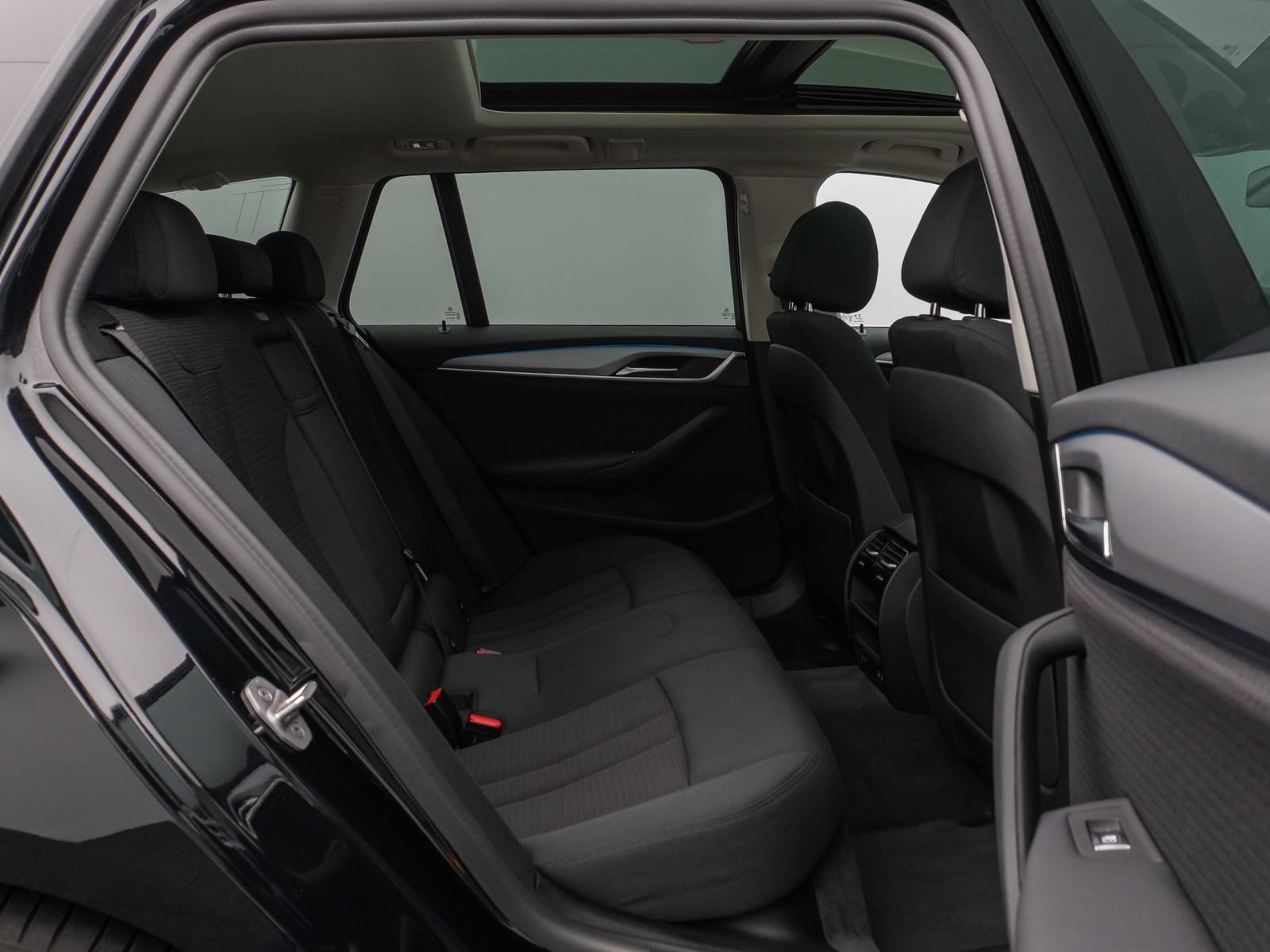 Fahrzeugabbildung BMW 530e xD Panorama Kamera CockPiPro DAB Alarm LED