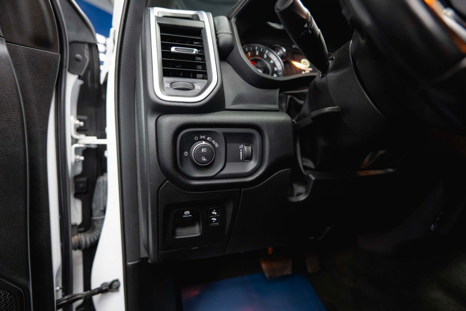 Fahrzeugabbildung Dodge RAM 5.7 V8 HEMI 4x4 OFFROAD LONGBED AXLE LOCK