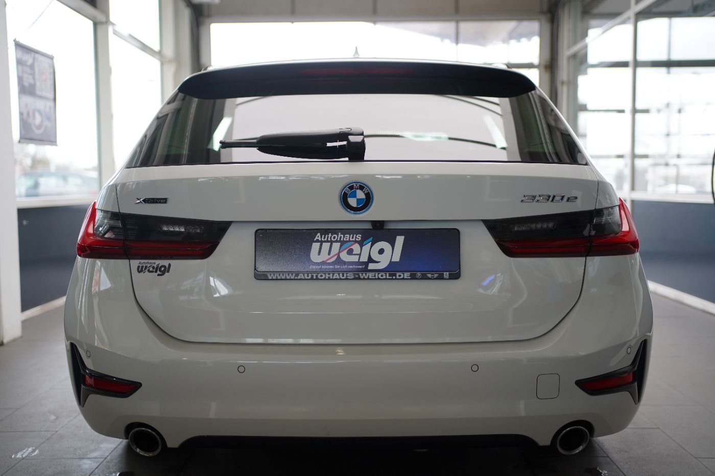 Fahrzeugabbildung BMW 330e xDri Sport Line +HeadUp+Laserlicht+Komfortz