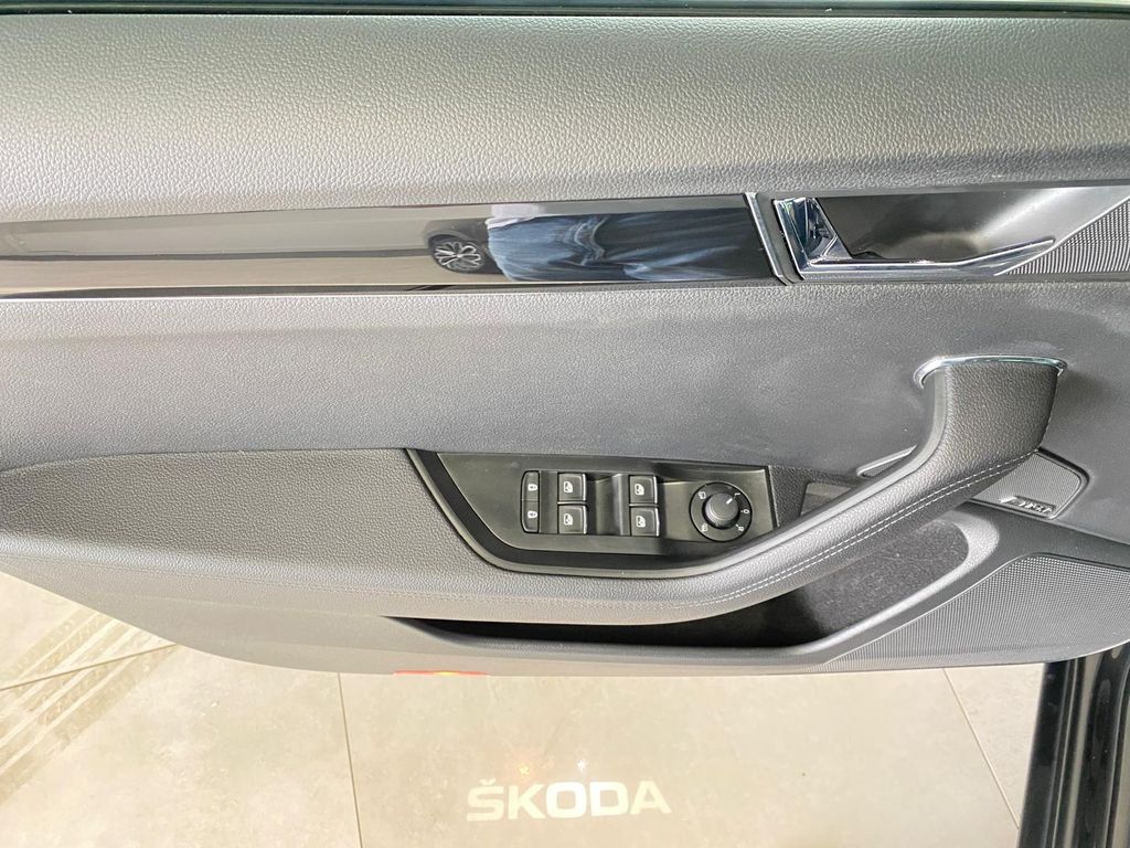 Skoda Superb Combi 4M LAURIN & KLEMENT*PANO*ViCo*LED*