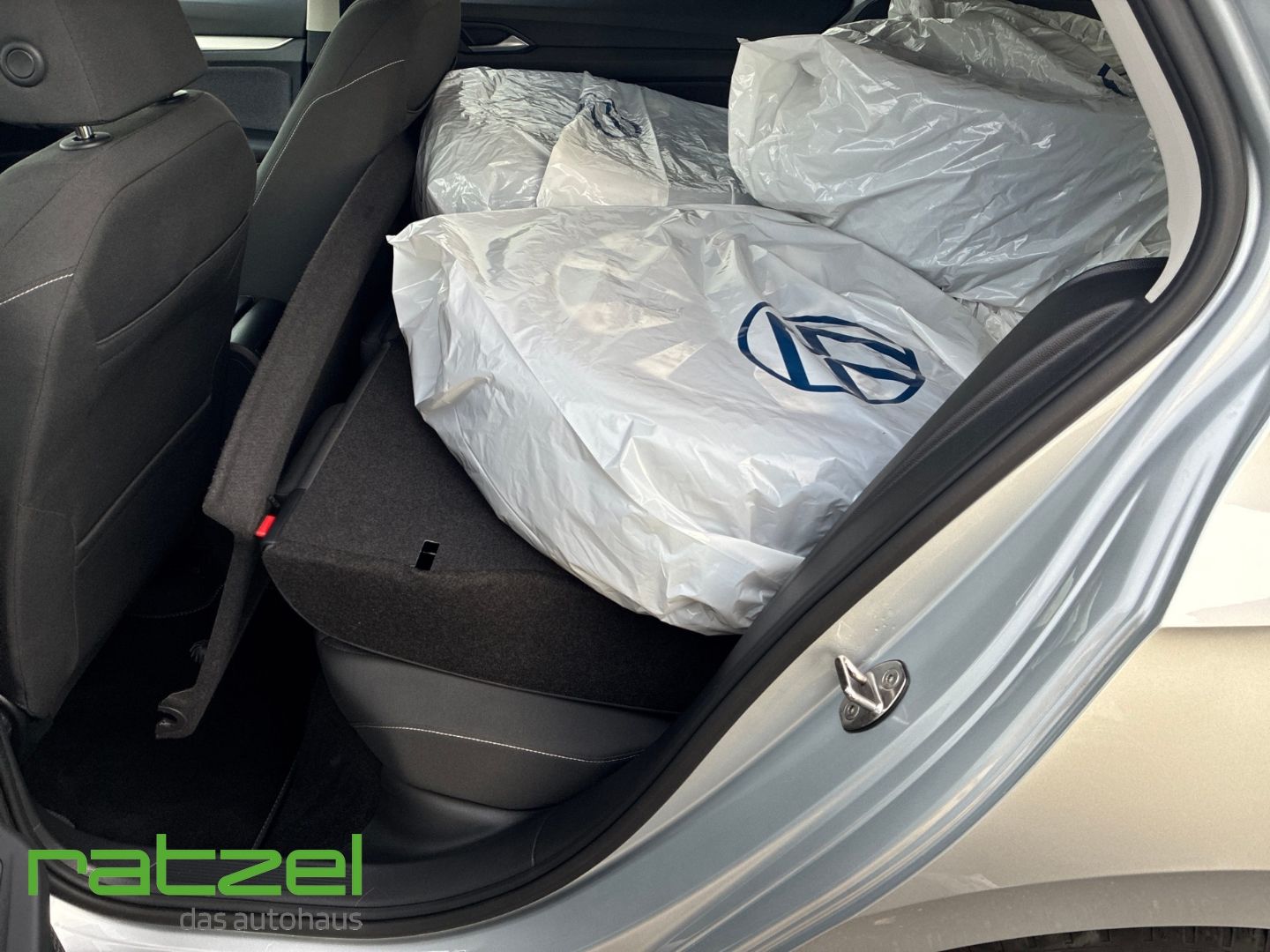 Fahrzeugabbildung Volkswagen Golf VIII 2.0 TDI Move AHK-klappbar Navigation