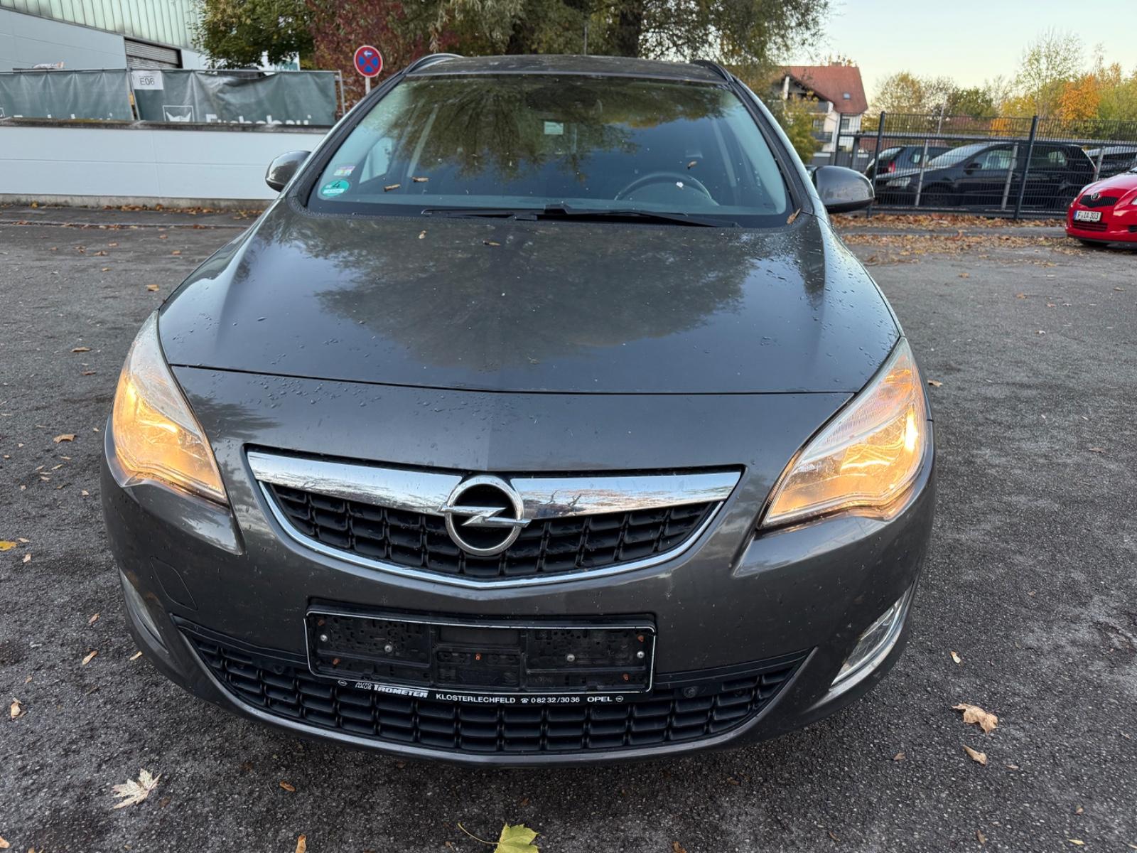 Opel Astra 2011 — interior