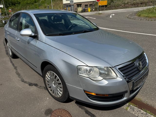 Volkswagen Passat 1.6 16V FSI Lim.  aus Rentnerhand