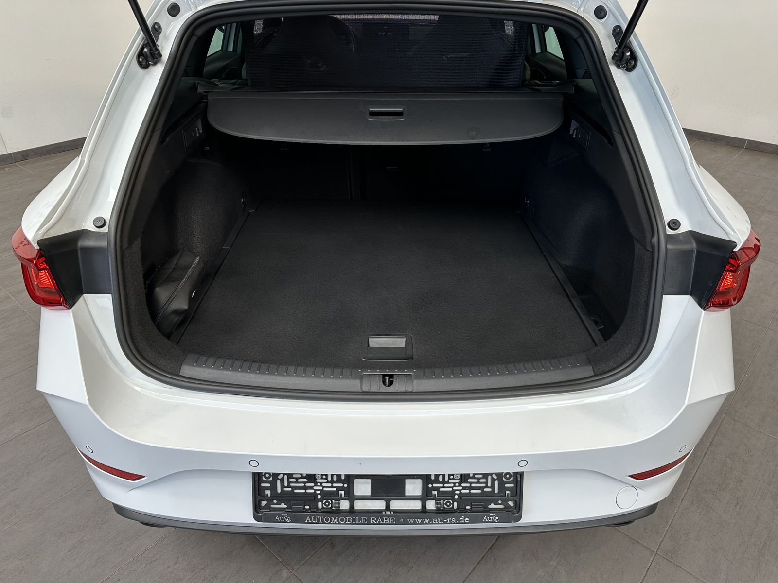 Fahrzeugabbildung CUPRA Leon SpT 2.0 TSI DSG VZ NAV+LED+ACC+VCOCK+LKRHZG