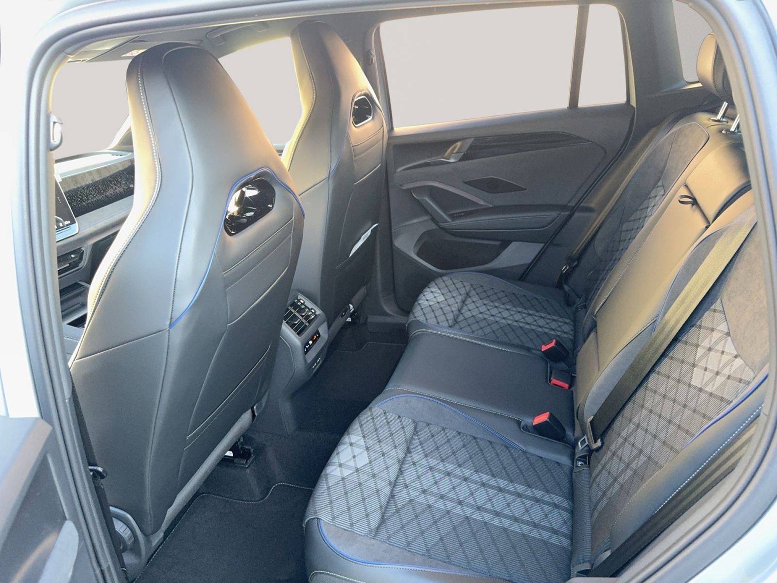 Tiguan R-Line 2.0 TDI 4MOTION, BlackStyle, AHK,