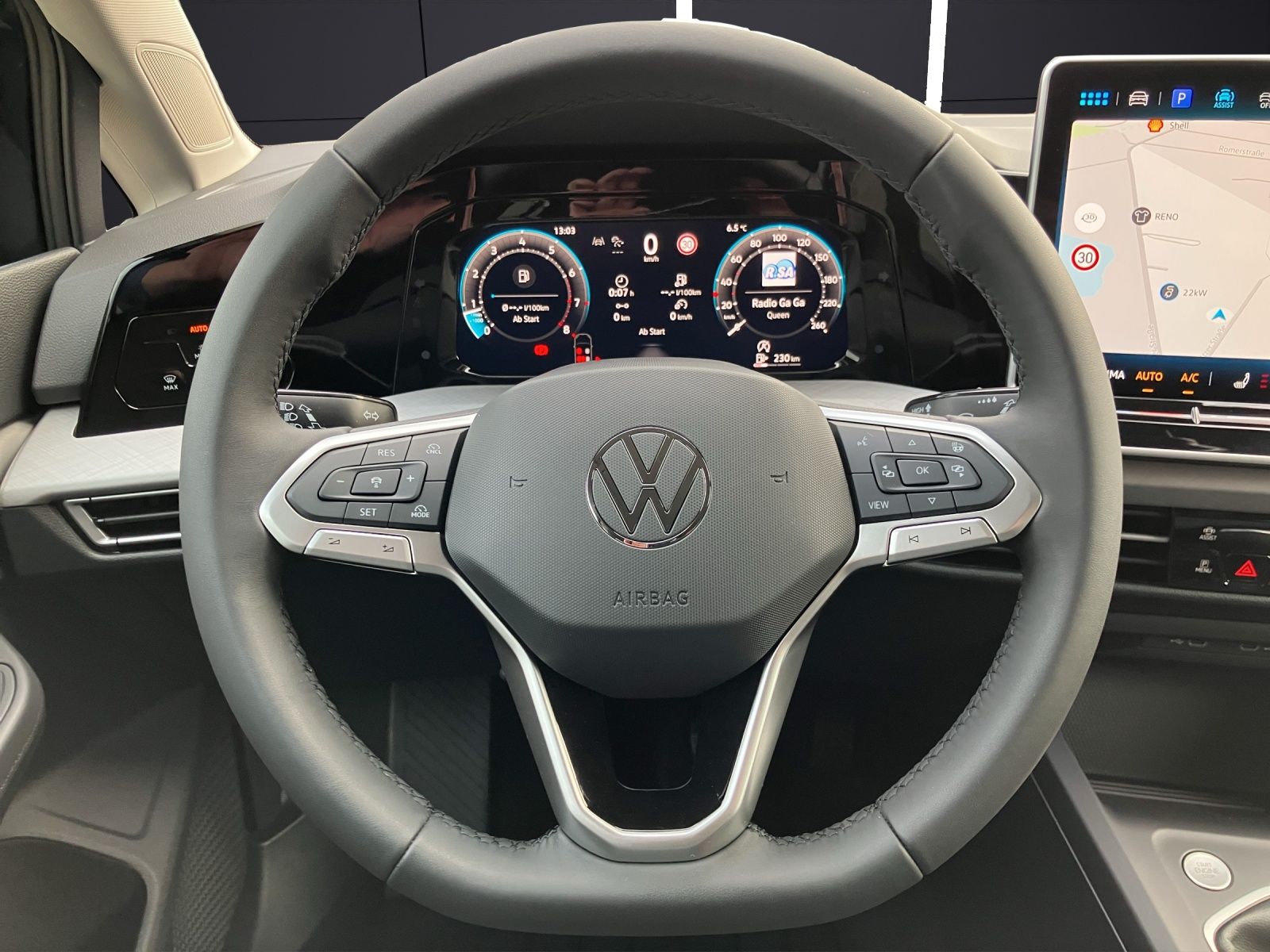 Fahrzeugabbildung Volkswagen Golf VIII Variant Life TSI LED ACC AHK SH HuD Re