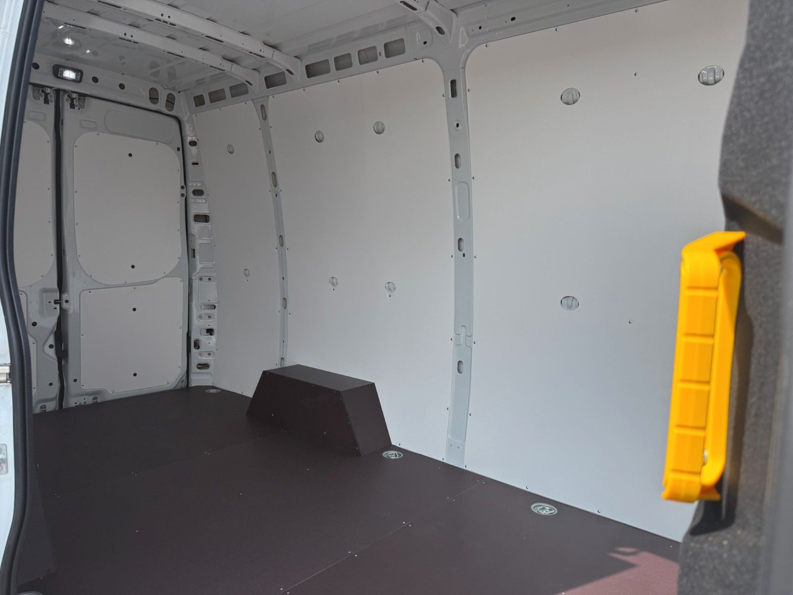 Fahrzeugabbildung Iveco Daily 35S16H3.0A8 V Y ASC-Ausbau Kastenwagen