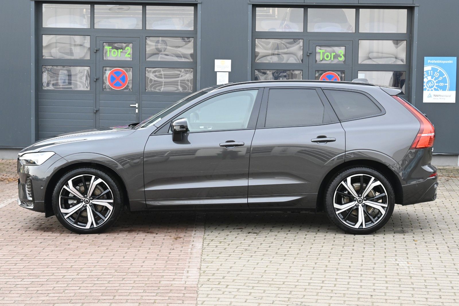 Fahrzeugabbildung Volvo XC60 B4 AWD Ultimate Dark*LED*PANO*STHZ*