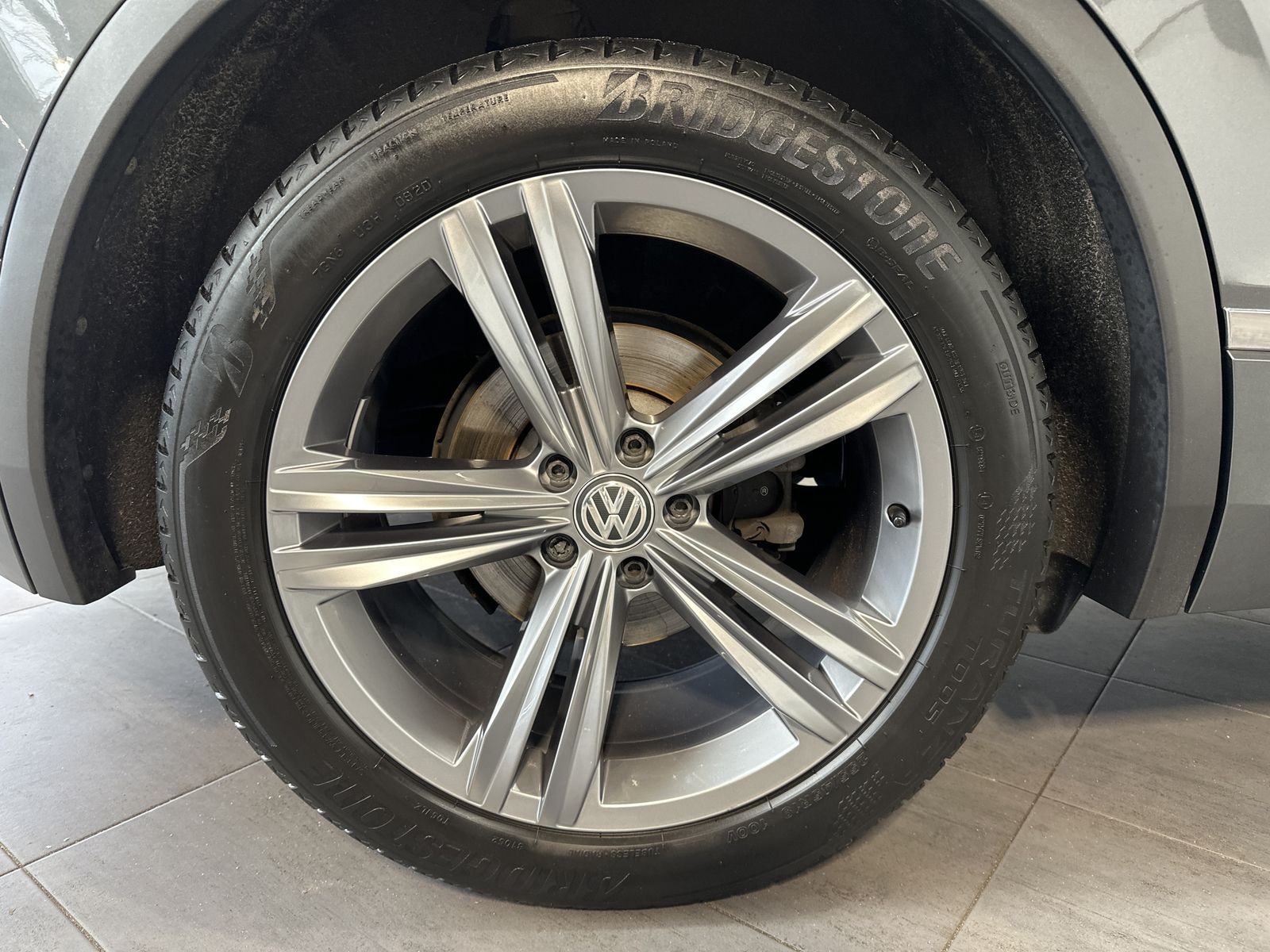 Fahrzeugabbildung Volkswagen Tiguan 2.0 TDI DSG R-Line NAV+LED+AHK+ACC+VCOCK