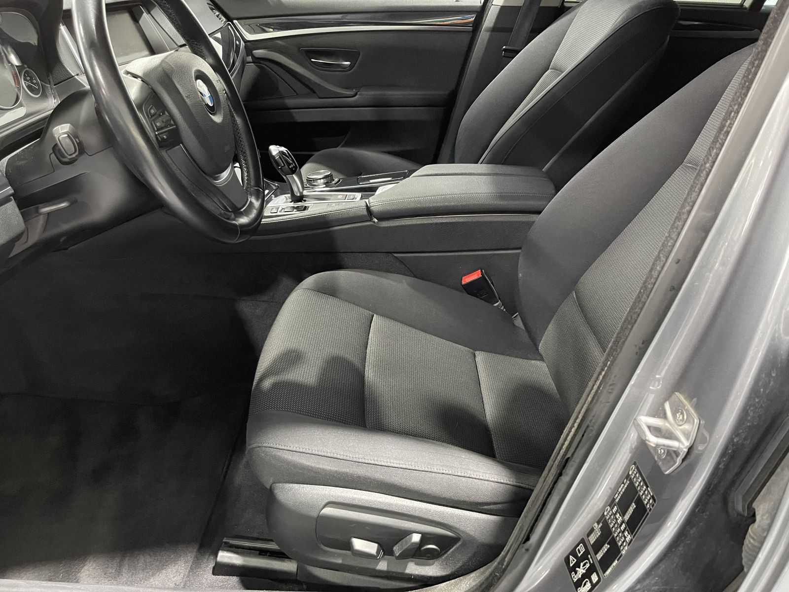 Fahrzeugabbildung BMW 520 d xDrive*LED*Navi*Klima*SHZ*PDC*Pano*