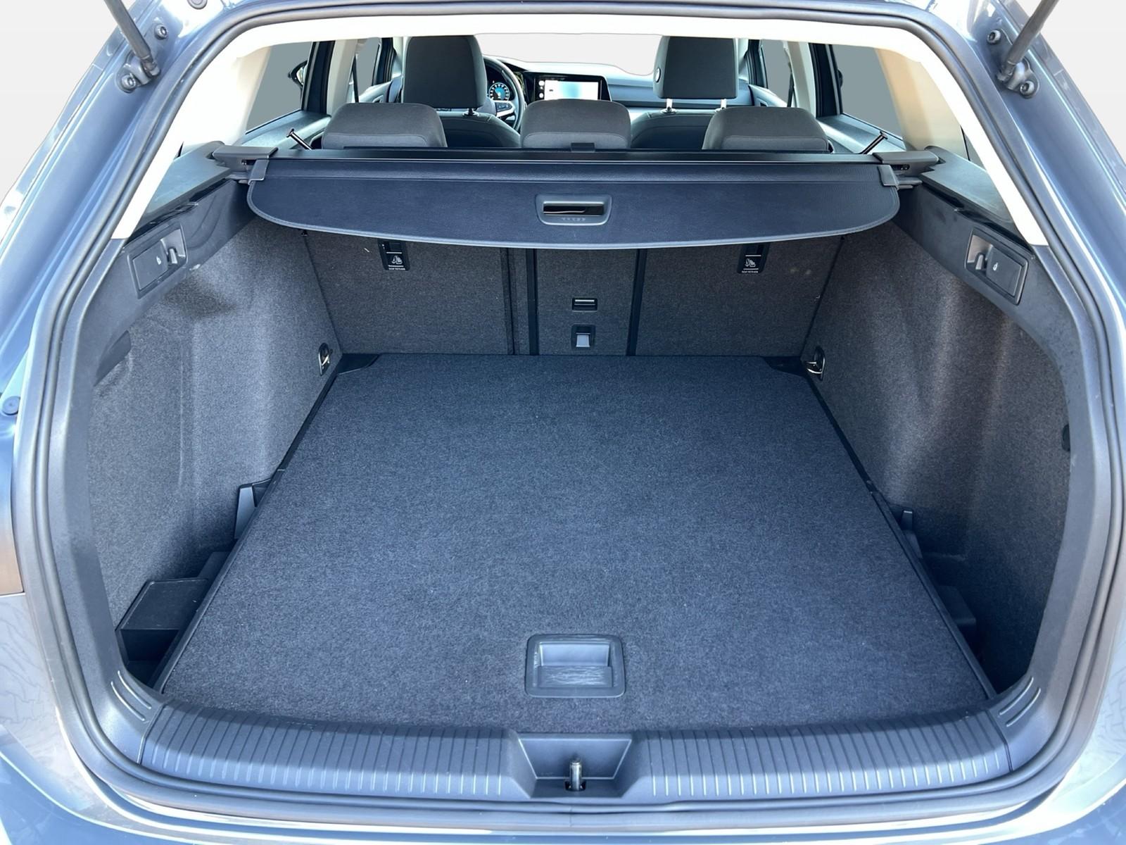 Volkswagen Golf VIII Variant 1.5 TSI Life MATRIX RFK NAVI