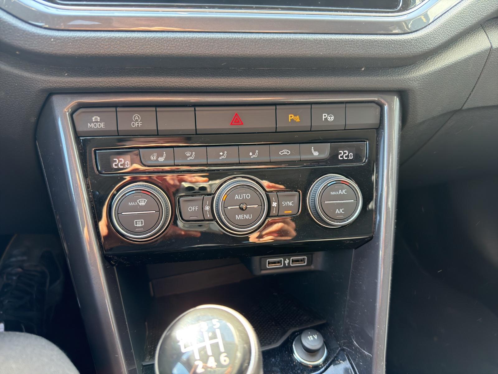 Volkswagen T-Roc 1.5 TSI IQ.DRIVE  AHK Navi LED PDC LM Temp
