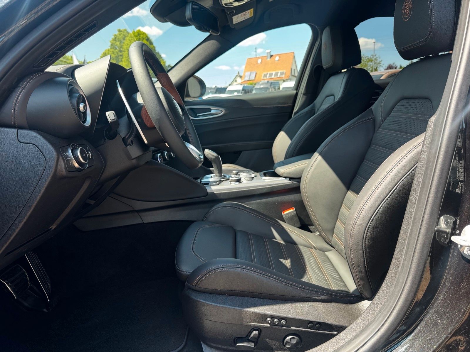 Fahrzeugabbildung Alfa Romeo Giulia INTENSA 2.0 280PS NAVI HARMAN KAM MEMORY