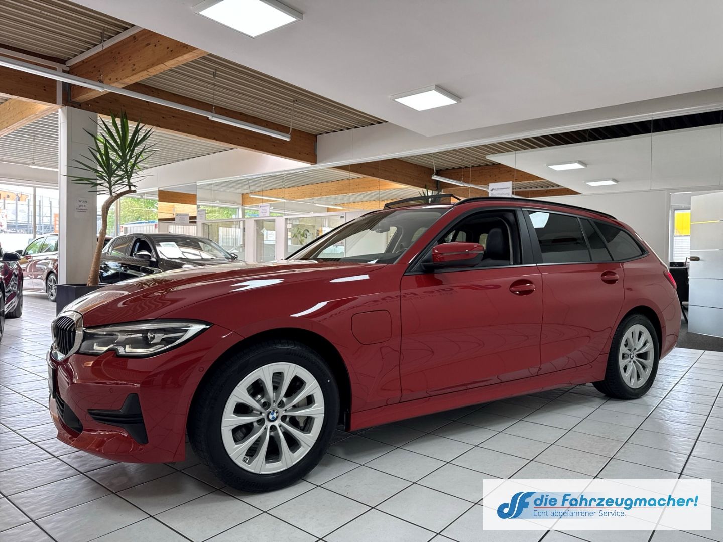 Fahrzeugabbildung BMW 330 e xDrive Advantage Touring Park-Assistent AH