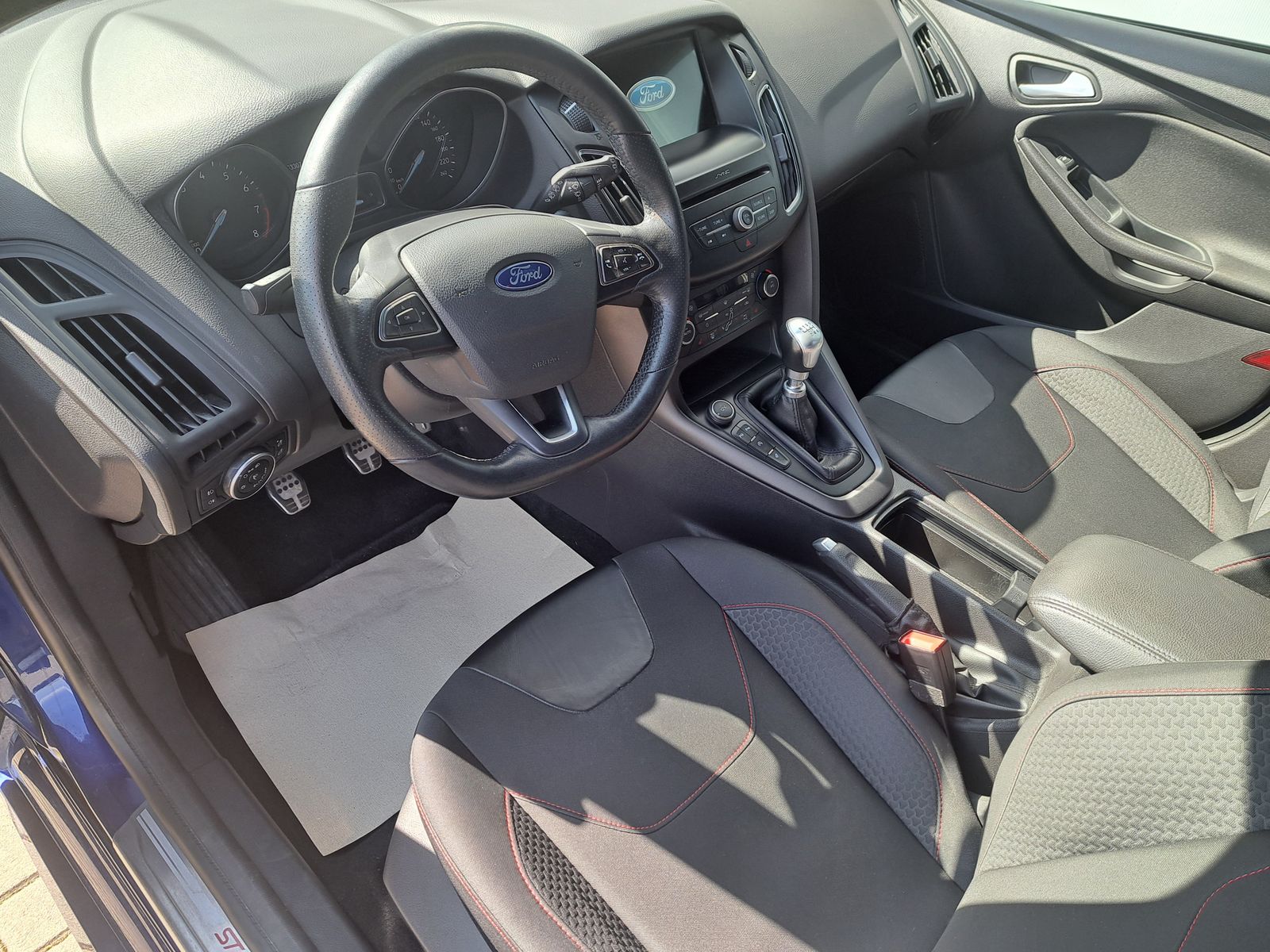 Fahrzeugabbildung Ford Focus ST-Line NAVI PARK-ASSISTENT WINTERPAKET