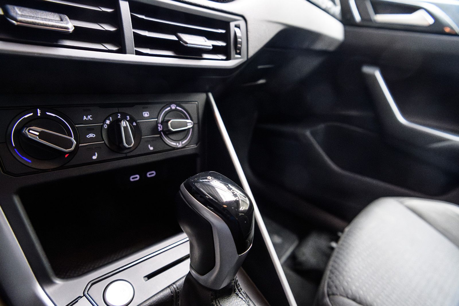 Fahrzeugabbildung Volkswagen Polo VI Life+LED+SHZ+NAVI+GJR+KEYLESS+DAB+AUTOMA
